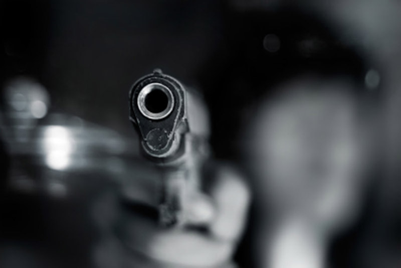 Guard fires shot at Artuz boss