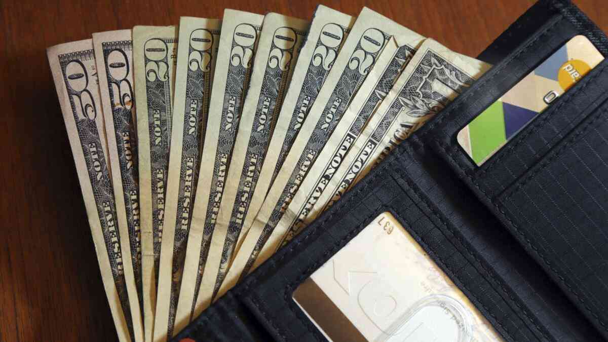 Zimbabwe’s honest cop: Picks US$4k, returns it