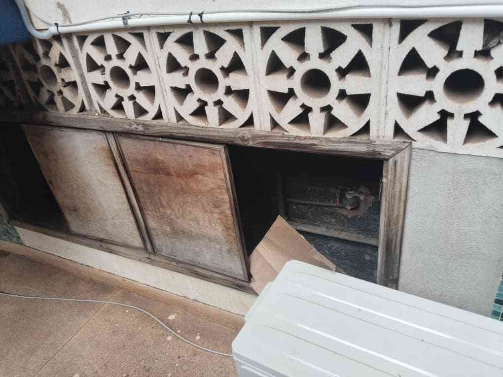 Prisoner stabs guard at court in foiled escape attempt