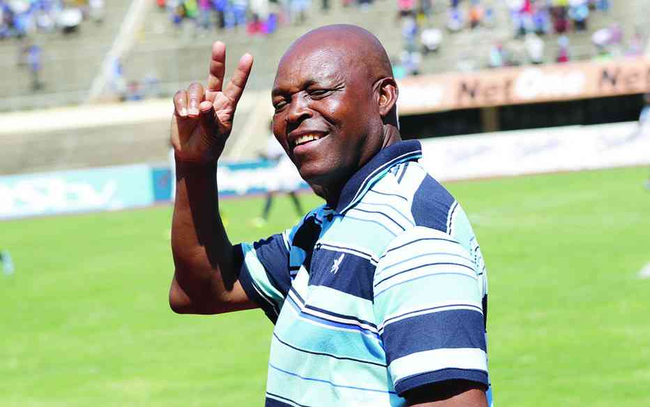 Chivayo rewards football legend Chidzambwa with luxury car, US$20K