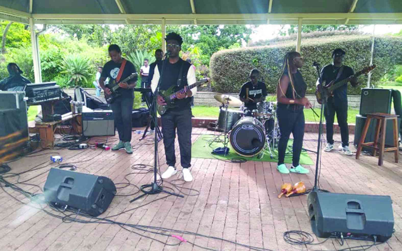 Diners pause lunch, take to the dance floor as SaMasamba strums magic