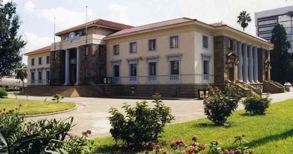 Two centres of power, one broken city