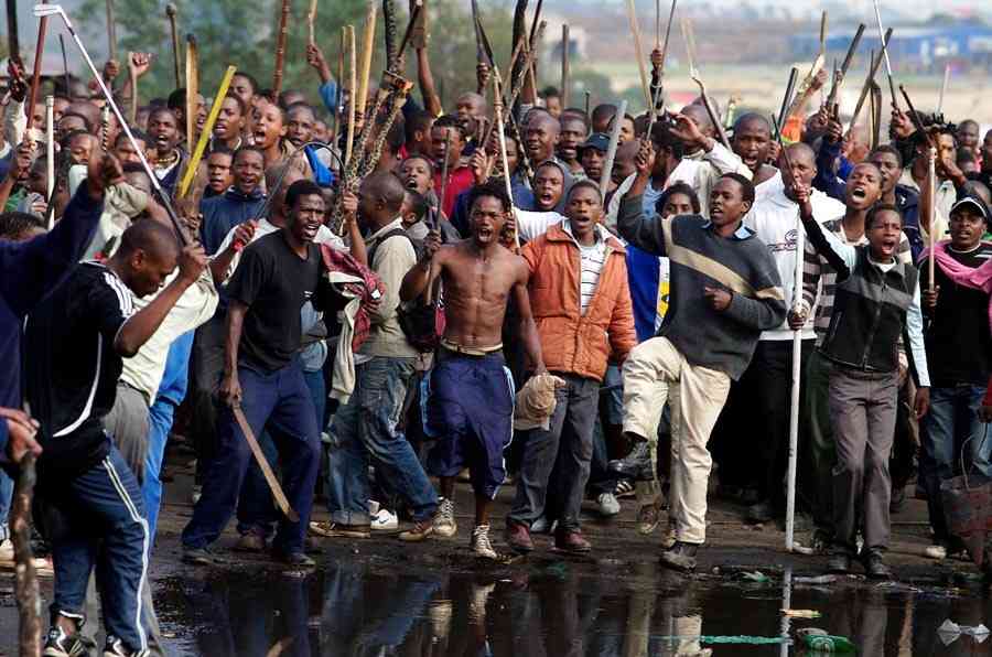 Zimbabweans fleeing SA unrest hit with five-year re-entry bans