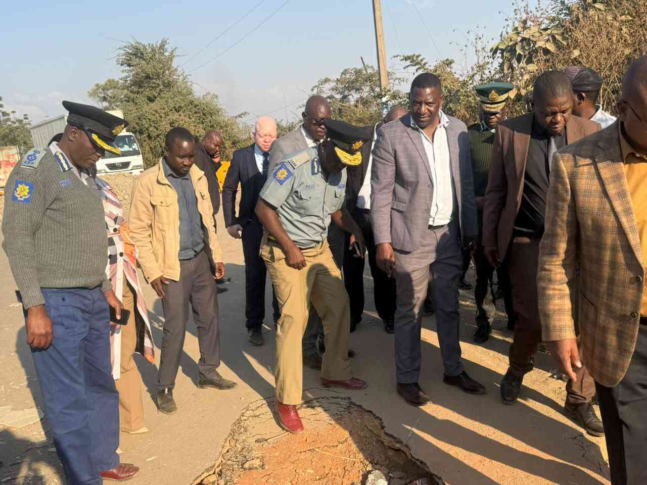 Ministers Garwe,Kambamura, Magomo tour Bindura over illegal mining as Kambasha moves to shut down Botha Mine