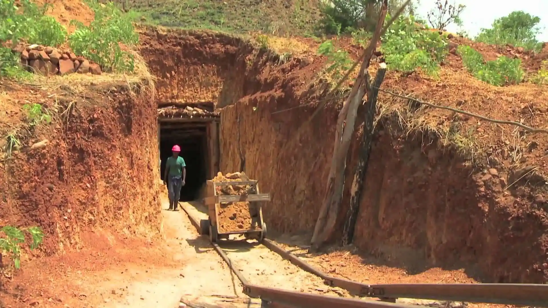 Видео копи. Горнодобывающая промышленность Зимбабве. Месторождение Бикита Зимбабве. Добыча золота в Зимбабве. Зимбабве горнодобыча.