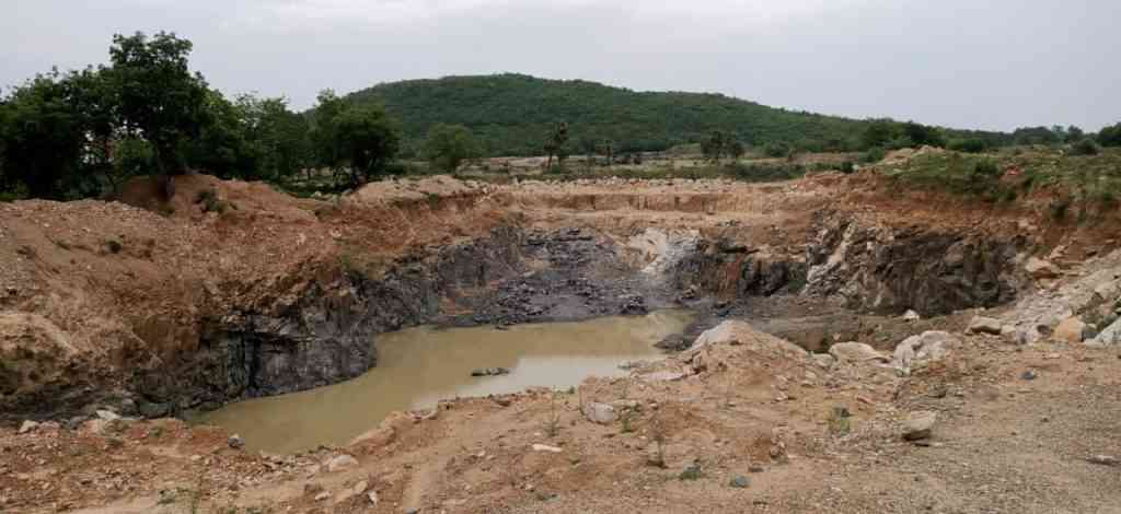 Disused mine pits worry Mat South senator