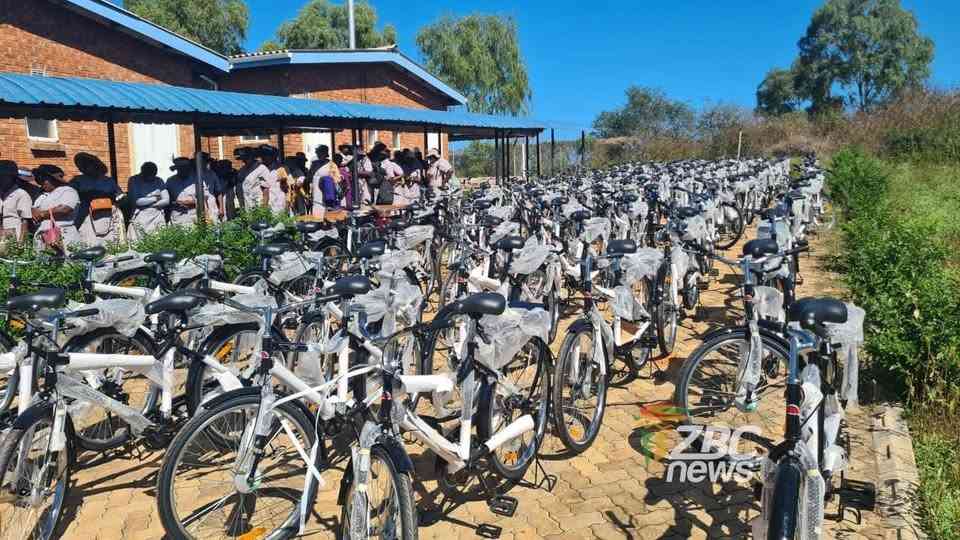 Gwanda village health workers receive bicycles