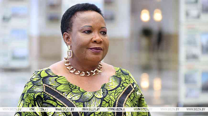 First Lady donates 800 pairs of bed sheets to Mpilo Hospital