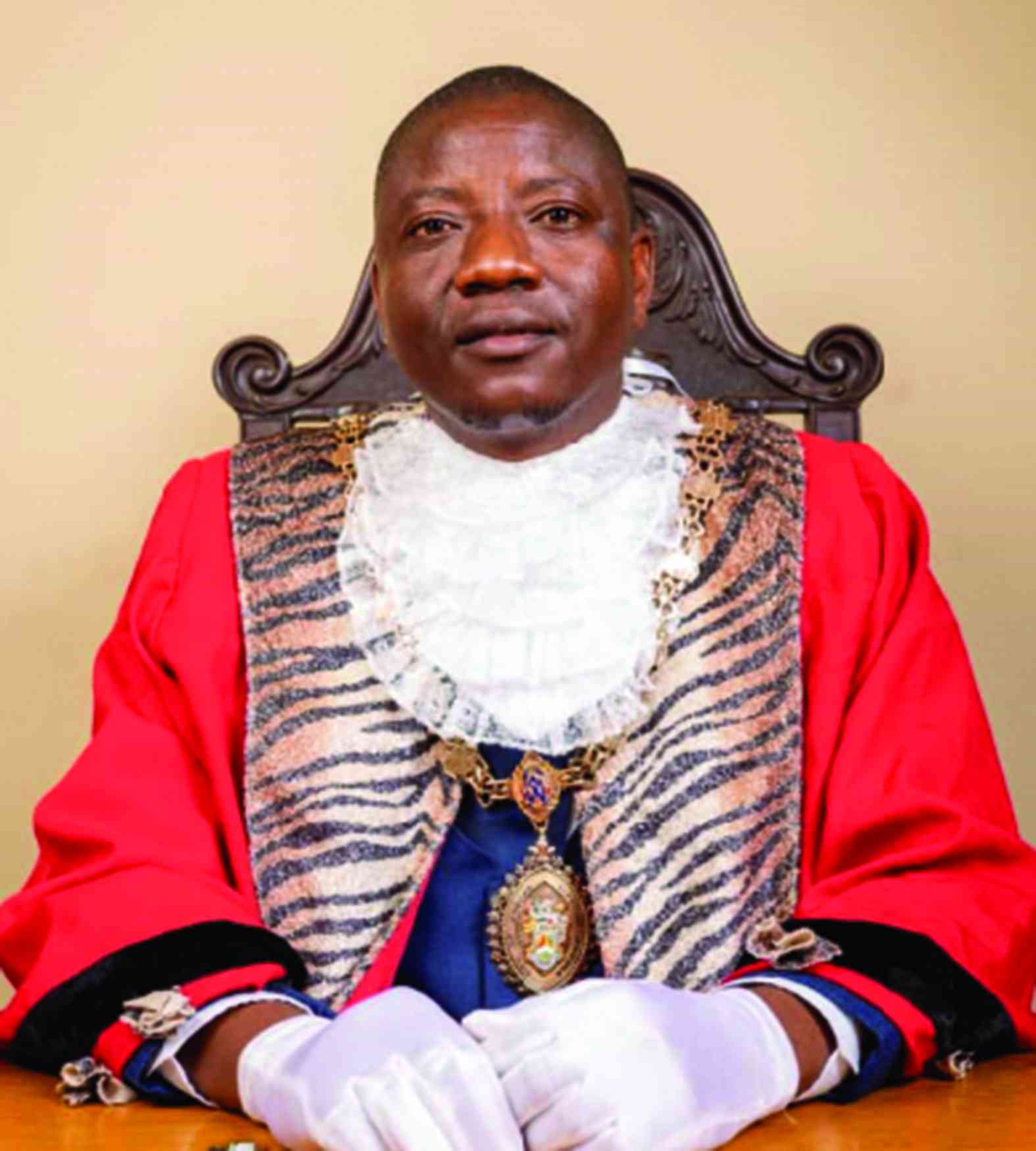 Kadoma distributes hampers to the elderly