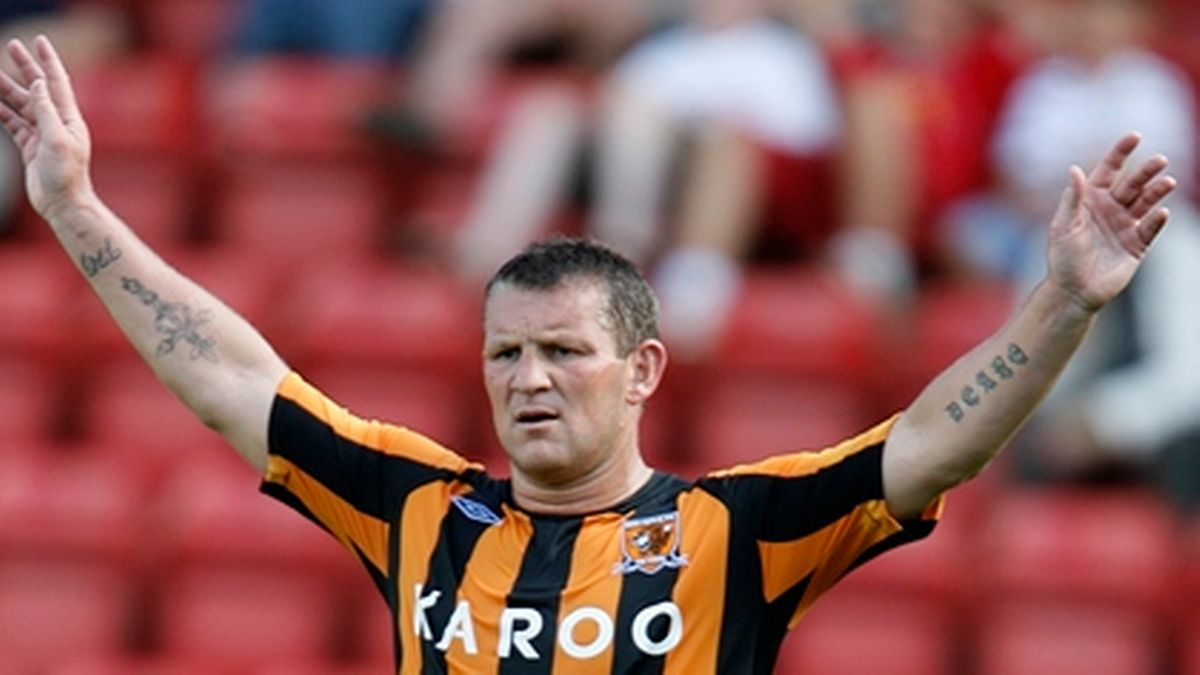 The football player who got three red cards in a single match2
