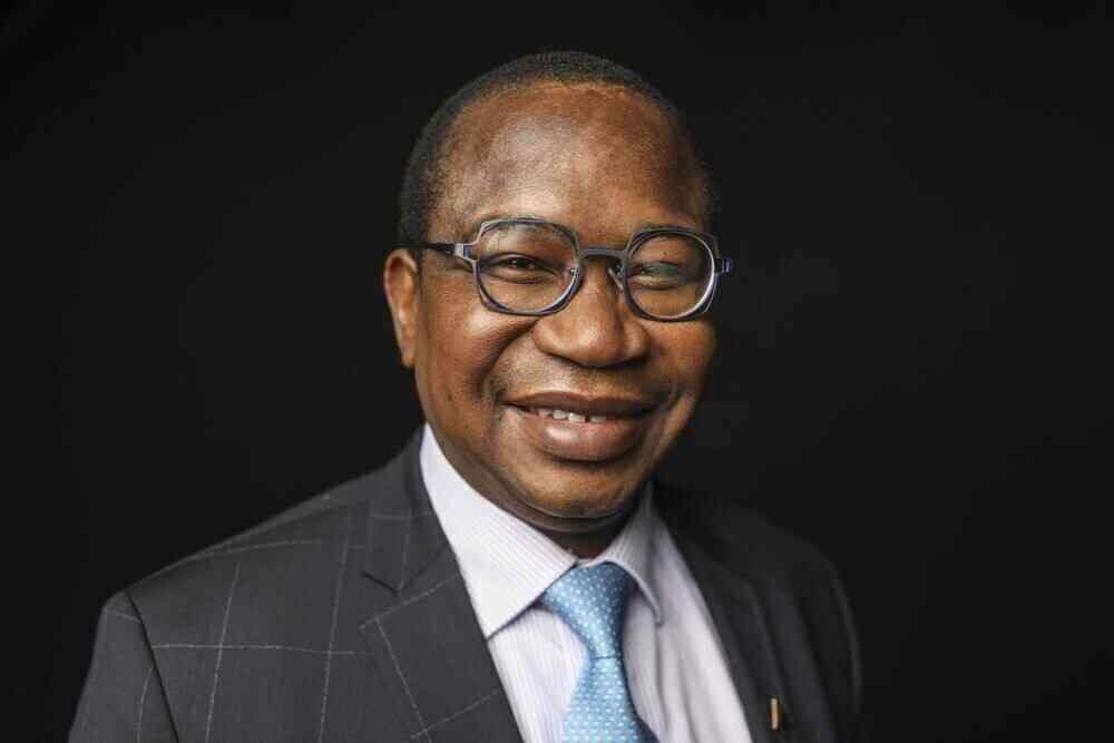 Mthuli indicating right and turning left