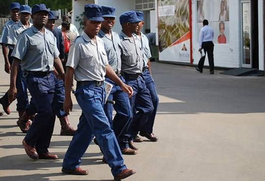 Police hunt ex-soldiers over new party